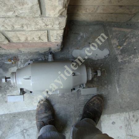 TAŞ MOTORU 4FAZ SANAYI ELETİRK LE CALIŞIR YENİ TEMİZ METAL MALZEMELERİ TAŞLAMA, Makina