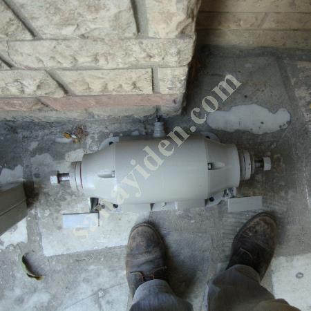 TAŞ MOTORU 4FAZ SANAYI ELETİRK LE CALIŞIR YENİ TEMİZ METAL MALZEMELERİ TAŞLAMA, Makina