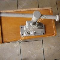 MENGENE BORULAR DİŞ ACILIR KESİLİR PARCAYI SABİT TUTAR,