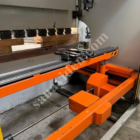 ERMAKSAN MARKA 3 METRE 135 TON 4 EKSEN CNC HİDROLİK ABKANT PRES, Makina