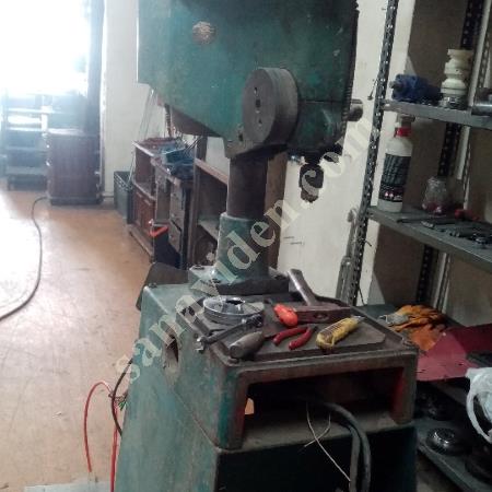 SATILIK SÜTUNLU MATKAP TEZGAHI ÇİFT DEVİRLİ KARE VİDALI, Makina
